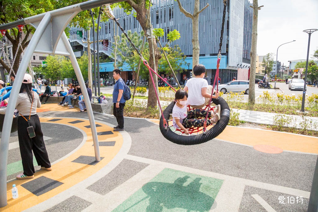 桃園龍潭運動公園｜兒童共融式遊戲場，沙坑、轉轉樂、玩水池 @愛伯特