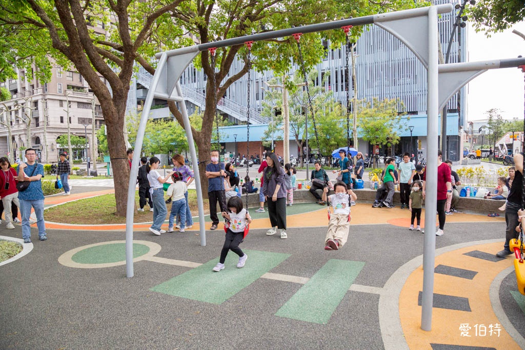 桃園龍潭運動公園｜兒童共融式遊戲場，沙坑、轉轉樂、玩水池 @愛伯特