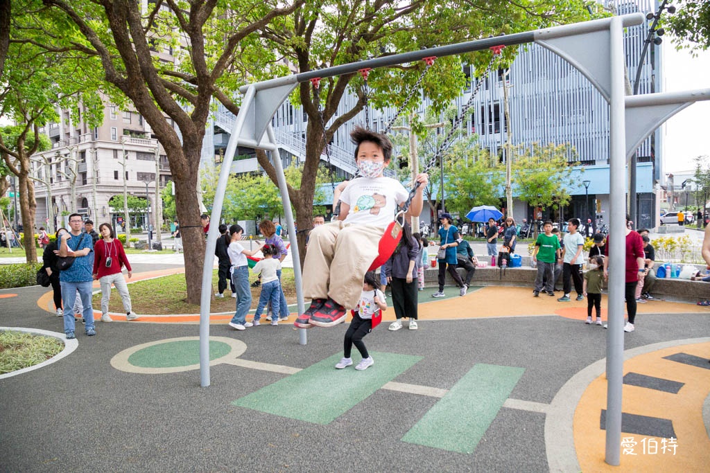 桃園龍潭運動公園｜兒童共融式遊戲場，沙坑、轉轉樂、玩水池 @愛伯特