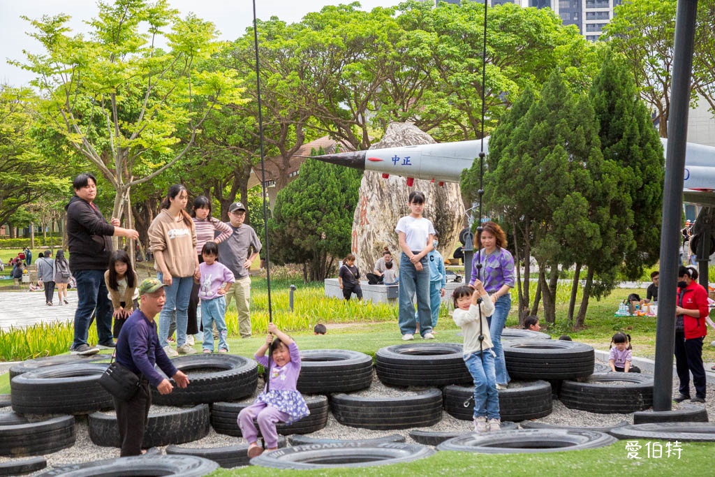 桃園龍潭運動公園｜兒童共融式遊戲場，沙坑、轉轉樂、玩水池 @愛伯特