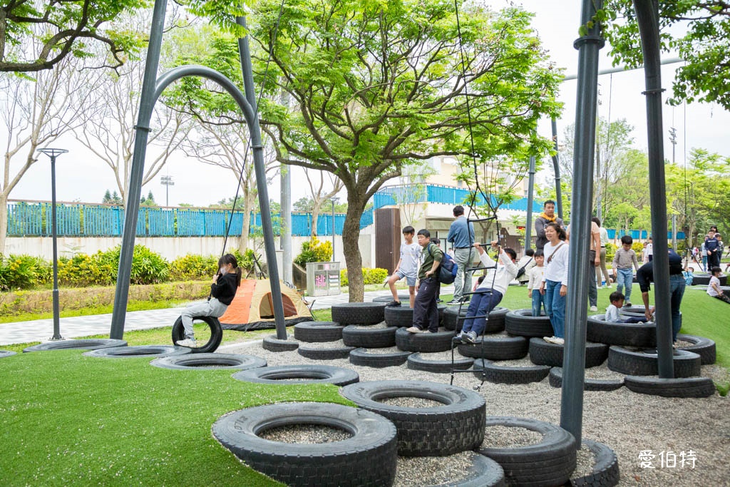 桃園龍潭運動公園｜兒童共融式遊戲場，沙坑、轉轉樂、玩水池 @愛伯特