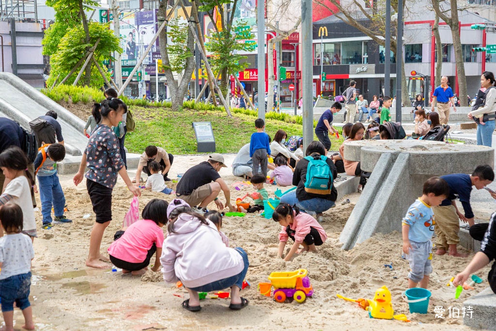 桃園龍潭運動公園｜兒童共融式遊戲場，沙坑、轉轉樂、玩水池 @愛伯特