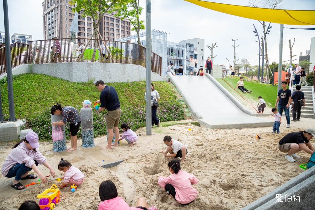 桃園龍潭運動公園｜兒童共融式遊戲場，沙坑、轉轉樂、玩水池 @愛伯特