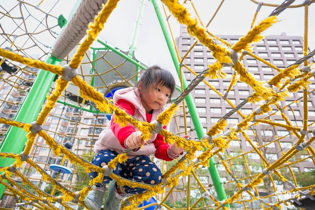 台茂公園兒童遊戲場｜台茂購物中心旁，戶外籃球場、直排輪場 @愛伯特