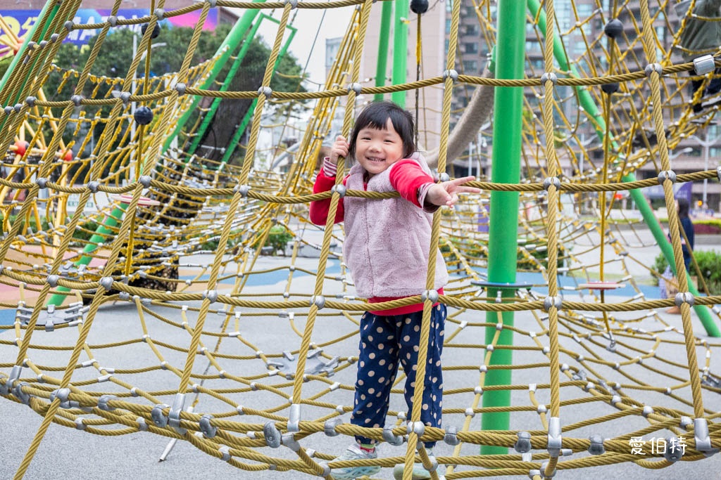 台茂公園兒童遊戲場｜台茂購物中心旁，戶外籃球場、直排輪場 @愛伯特