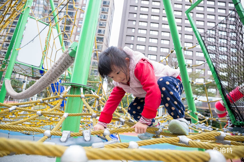 台茂公園兒童遊戲場｜台茂購物中心旁，戶外籃球場、直排輪場 @愛伯特