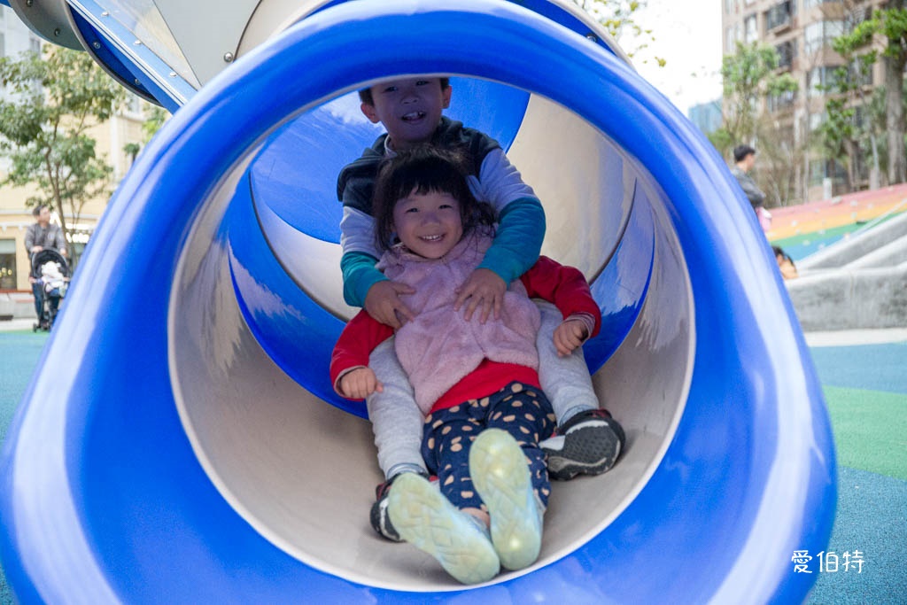 台茂公園兒童遊戲場｜台茂購物中心旁，戶外籃球場、直排輪場 @愛伯特