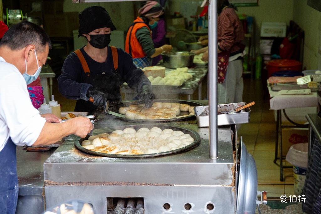 中壢水煎包推薦｜忠福水煎包，皮脆餡多現包現煎，CP高又好吃 @愛伯特