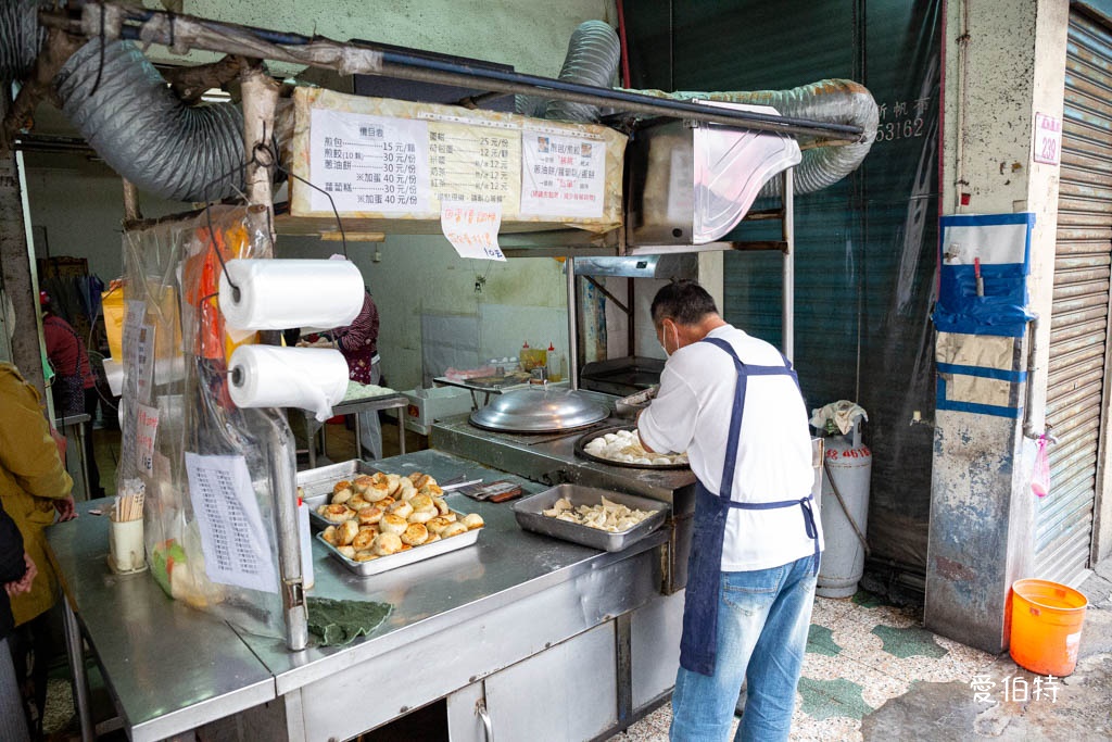 中壢水煎包推薦｜忠福水煎包，皮脆餡多現包現煎，CP高又好吃 @愛伯特