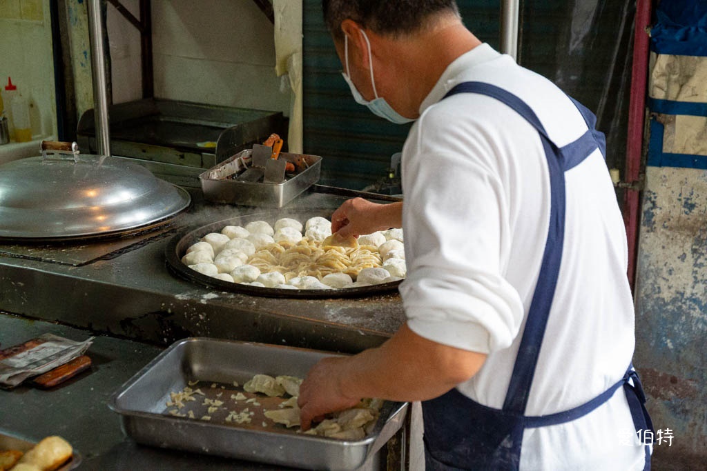 中壢水煎包推薦｜忠福水煎包，皮脆餡多現包現煎，CP高又好吃 @愛伯特