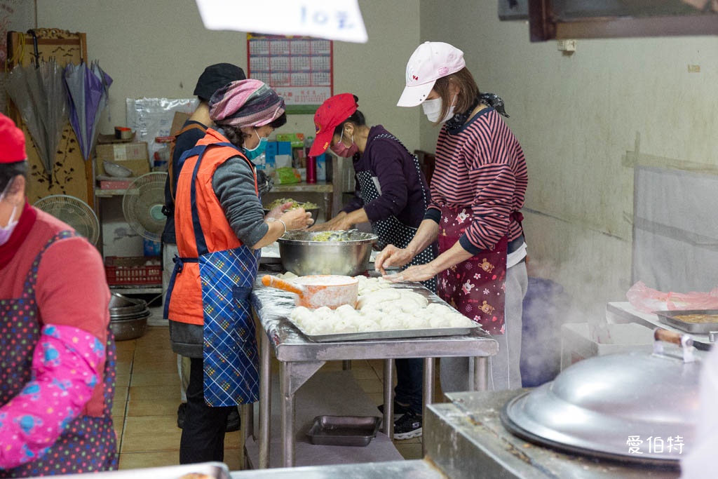 中壢水煎包推薦｜忠福水煎包，皮脆餡多現包現煎，CP高又好吃 @愛伯特