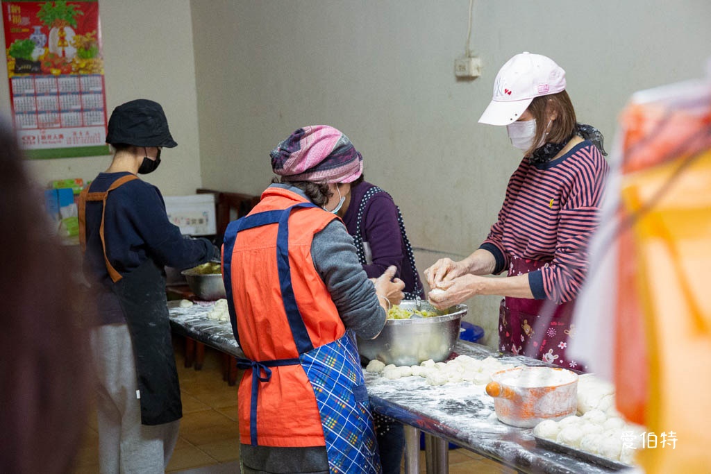 中壢水煎包推薦｜忠福水煎包，皮脆餡多現包現煎，CP高又好吃 @愛伯特