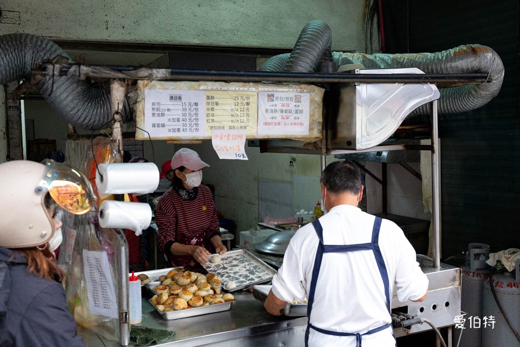 中壢水煎包推薦｜忠福水煎包，皮脆餡多現包現煎，CP高又好吃 @愛伯特