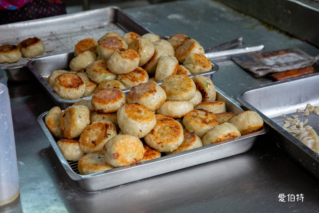 中壢水煎包推薦｜忠福水煎包，皮脆餡多現包現煎，CP高又好吃 @愛伯特