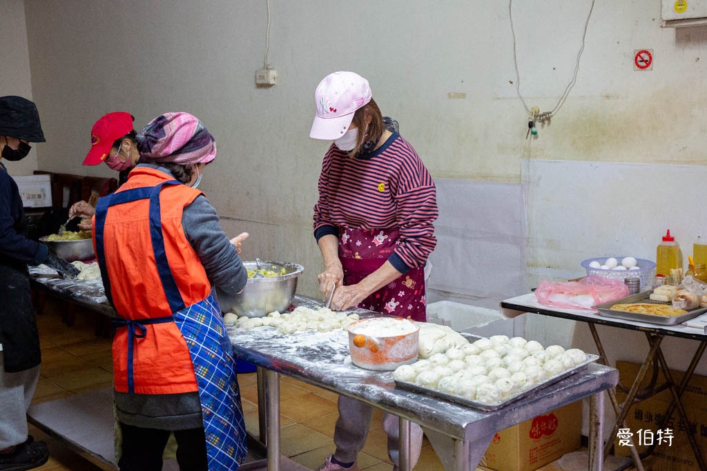 中壢水煎包推薦｜忠福水煎包，皮脆餡多現包現煎，CP高又好吃 @愛伯特