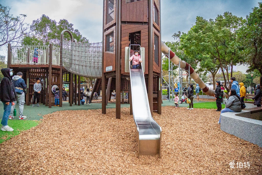 桃園中壢夜市光明公園|共融式遊戲場,跑酷蹦床、樹屋沙坑、戲水 @愛伯特