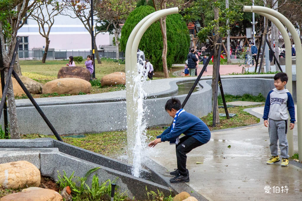 桃園中壢夜市光明公園|共融式遊戲場,跑酷蹦床、樹屋沙坑、戲水 @愛伯特