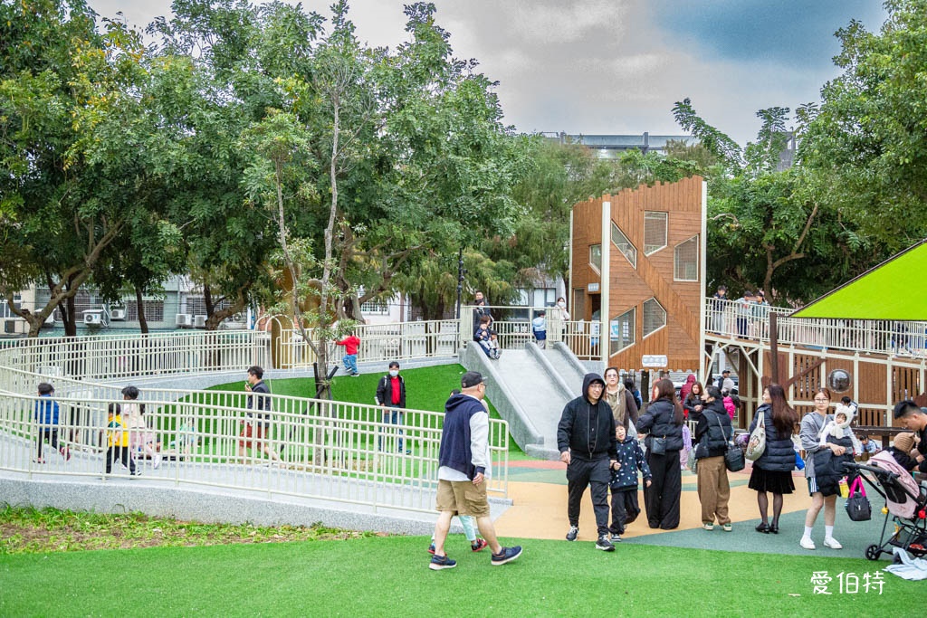 桃園中壢夜市光明公園｜共融式遊戲場，跑酷蹦床、樹屋沙坑、戲水 @愛伯特