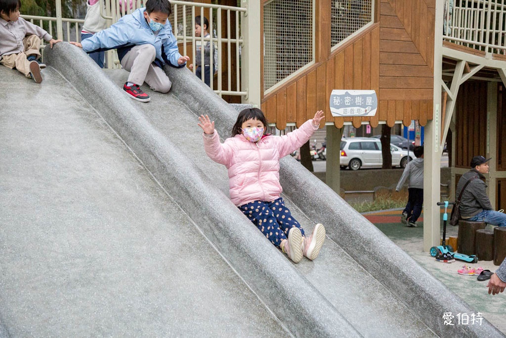 桃園中壢夜市光明公園|共融式遊戲場,跑酷蹦床、樹屋沙坑、戲水 @愛伯特