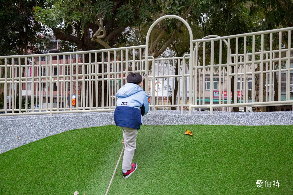 桃園中壢夜市光明公園|共融式遊戲場,跑酷蹦床、樹屋沙坑、戲水 @愛伯特