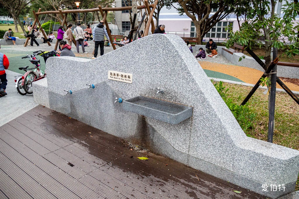 桃園中壢夜市光明公園|共融式遊戲場,跑酷蹦床、樹屋沙坑、戲水 @愛伯特