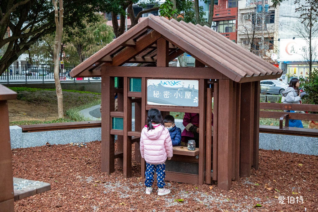 桃園中壢夜市光明公園|共融式遊戲場,跑酷蹦床、樹屋沙坑、戲水 @愛伯特