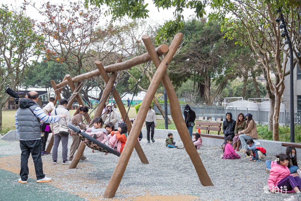 桃園中壢夜市光明公園|共融式遊戲場,跑酷蹦床、樹屋沙坑、戲水 @愛伯特