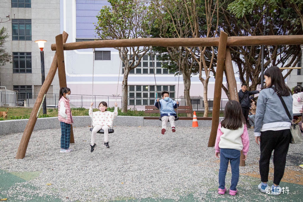 桃園中壢夜市光明公園|共融式遊戲場,跑酷蹦床、樹屋沙坑、戲水 @愛伯特
