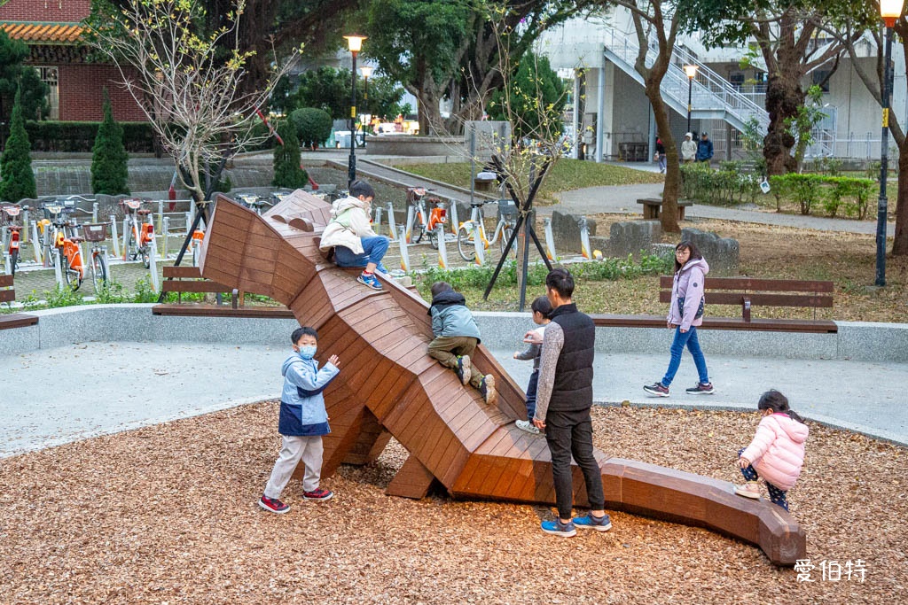 桃園中壢夜市光明公園|共融式遊戲場,跑酷蹦床、樹屋沙坑、戲水 @愛伯特