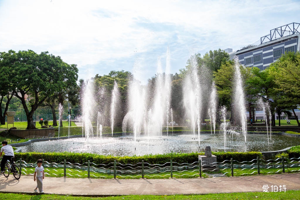 桃園中壢夜市光明公園|共融式遊戲場,跑酷蹦床、樹屋沙坑、戲水 @愛伯特