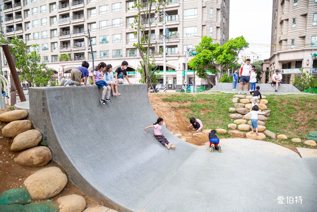 桃園中壢夜市光明公園|共融式遊戲場,跑酷蹦床、樹屋沙坑、戲水 @愛伯特