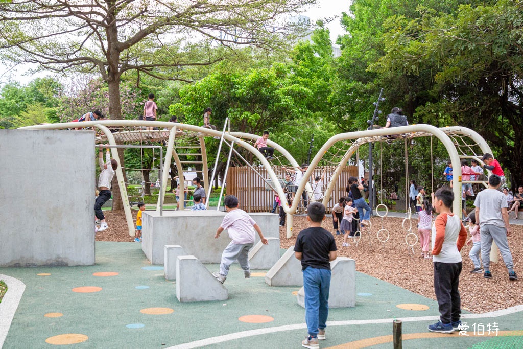 桃園中壢夜市光明公園|共融式遊戲場,跑酷蹦床、樹屋沙坑、戲水 @愛伯特