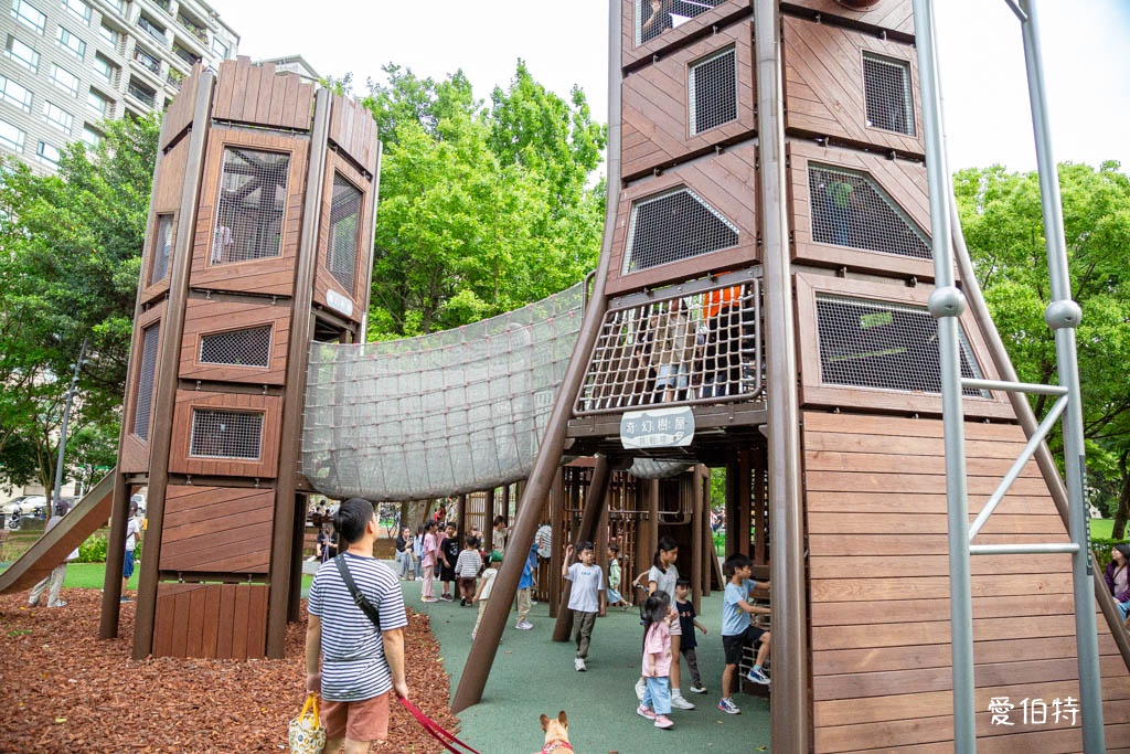 桃園中壢夜市光明公園|共融式遊戲場,跑酷蹦床、樹屋沙坑、戲水 @愛伯特