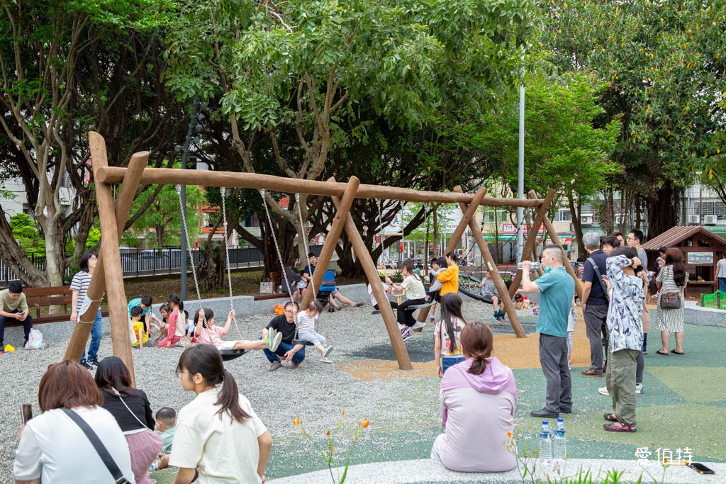 桃園中壢夜市光明公園｜共融式遊戲場，跑酷蹦床、樹屋沙坑、戲水 @愛伯特