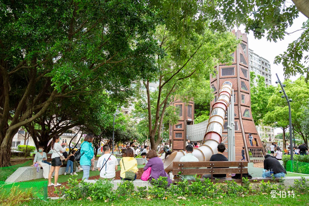 桃園中壢夜市光明公園|共融式遊戲場,跑酷蹦床、樹屋沙坑、戲水 @愛伯特