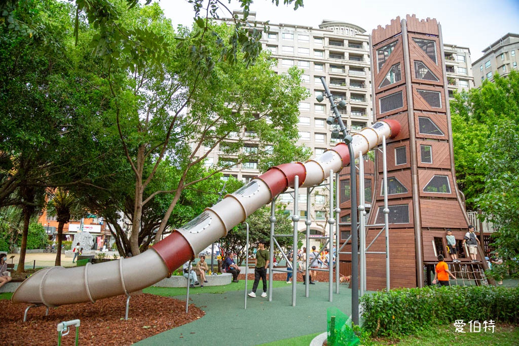桃園中壢夜市光明公園|共融式遊戲場,跑酷蹦床、樹屋沙坑、戲水 @愛伯特