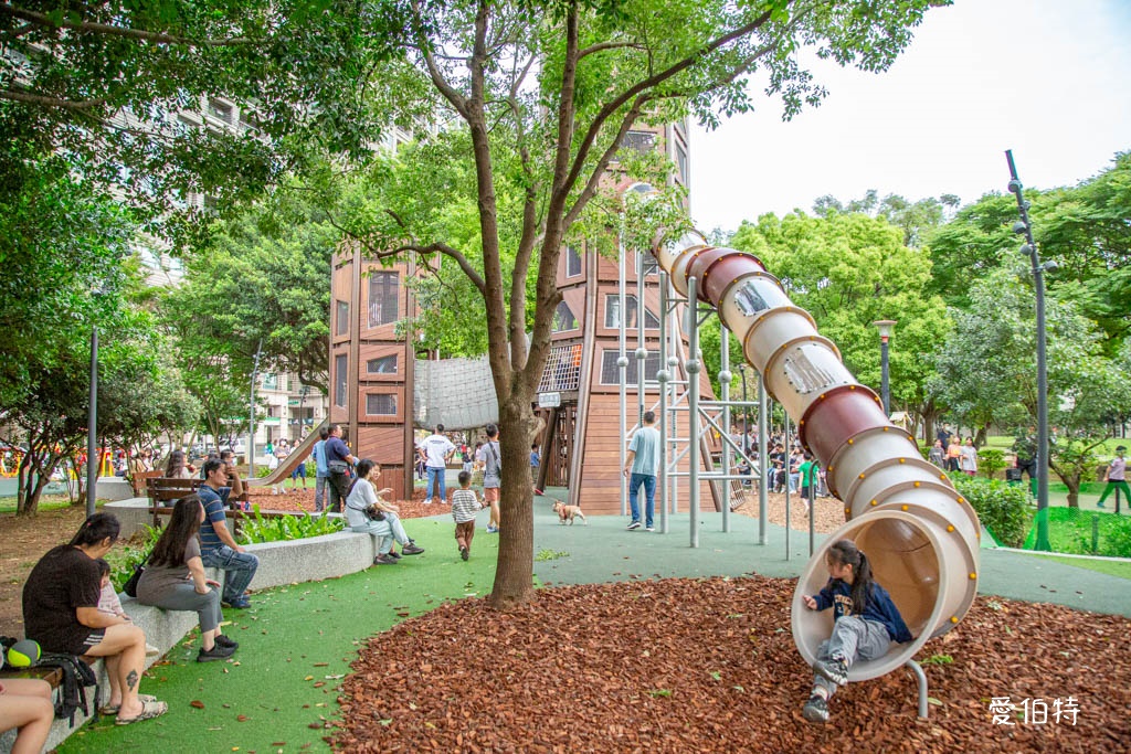桃園中壢夜市光明公園|共融式遊戲場,跑酷蹦床、樹屋沙坑、戲水 @愛伯特