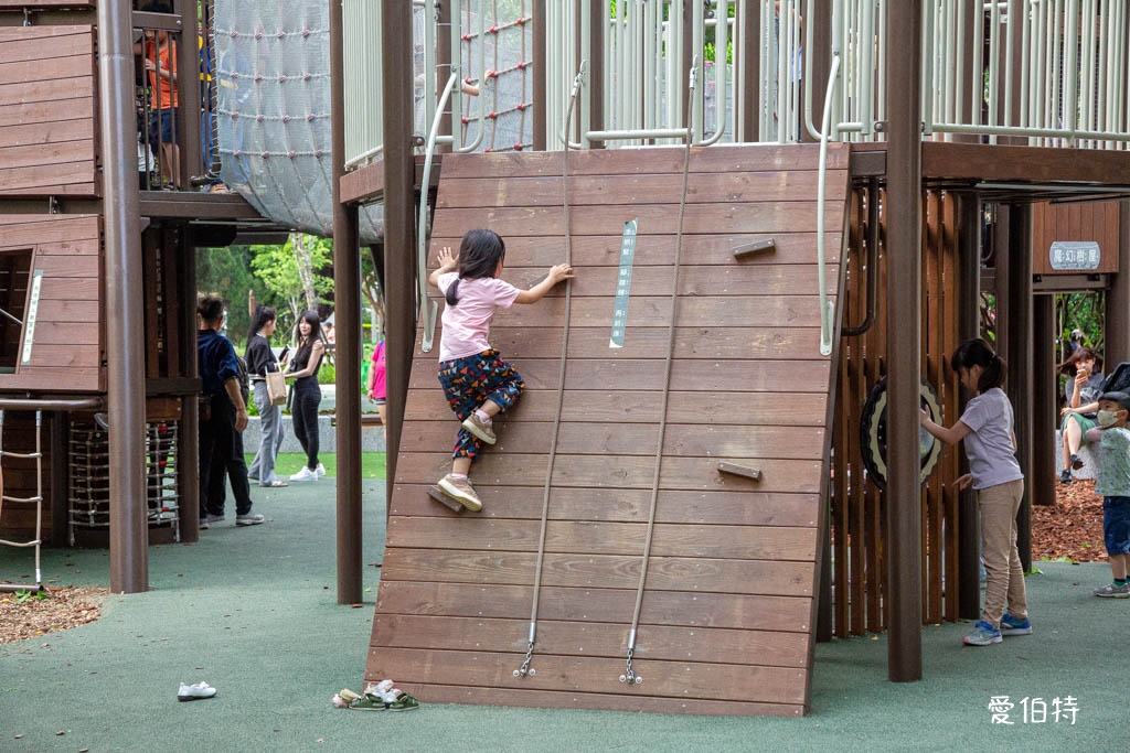 桃園中壢夜市光明公園｜共融式遊戲場，跑酷蹦床、樹屋沙坑、戲水 @愛伯特