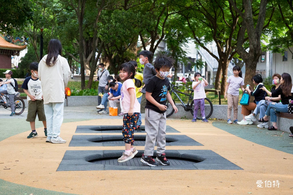 桃園中壢夜市光明公園|共融式遊戲場,跑酷蹦床、樹屋沙坑、戲水 @愛伯特