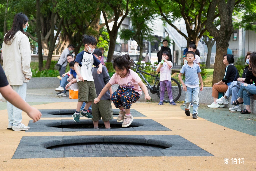 桃園中壢夜市光明公園|共融式遊戲場,跑酷蹦床、樹屋沙坑、戲水 @愛伯特