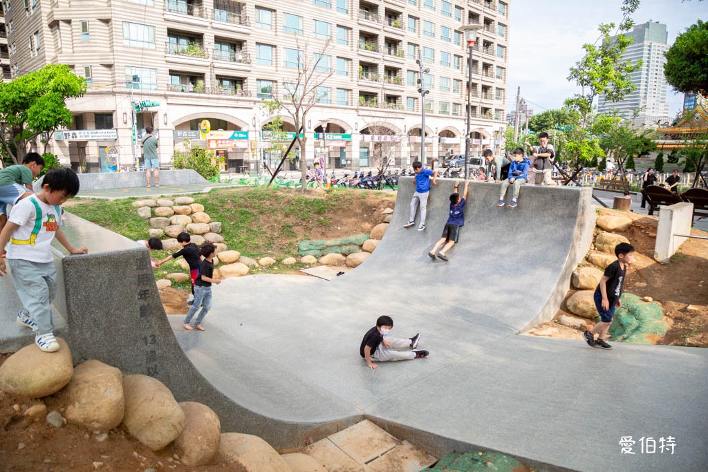 桃園中壢夜市光明公園｜共融式遊戲場，跑酷蹦床、樹屋沙坑、戲水 @愛伯特