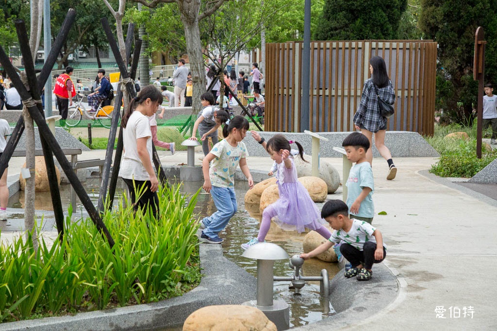 桃園中壢夜市光明公園|共融式遊戲場,跑酷蹦床、樹屋沙坑、戲水 @愛伯特