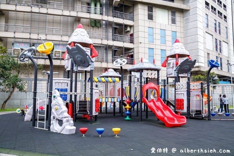 桃園內壢星河親子公園｜樹屋滑梯，佔地廣，山丘草皮地景