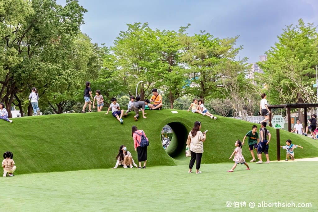 桃園內壢星河親子公園｜樹屋滑梯，佔地廣，山丘草皮地景