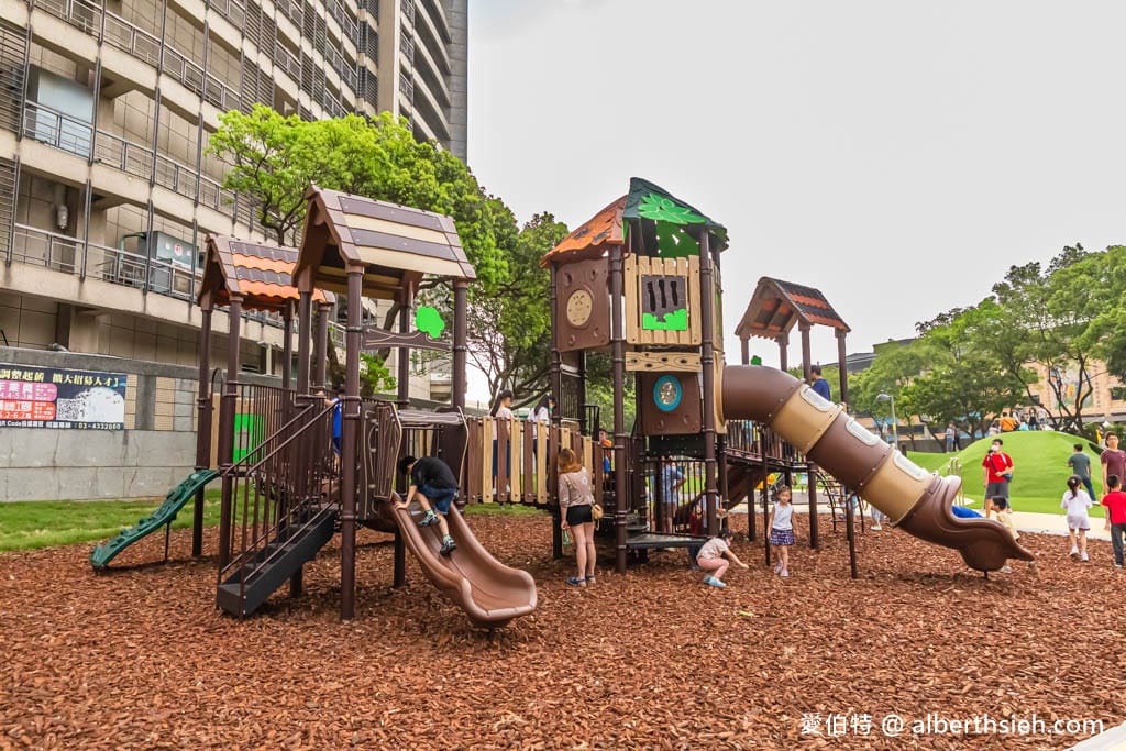 桃園內壢星河親子公園｜樹屋滑梯，佔地廣，山丘草皮地景