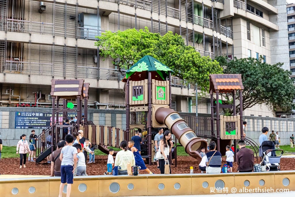 桃園內壢星河親子公園｜樹屋滑梯，佔地廣，山丘草皮地景