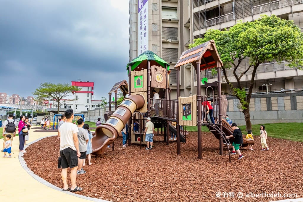 桃園內壢星河親子公園｜樹屋滑梯，佔地廣，山丘草皮地景