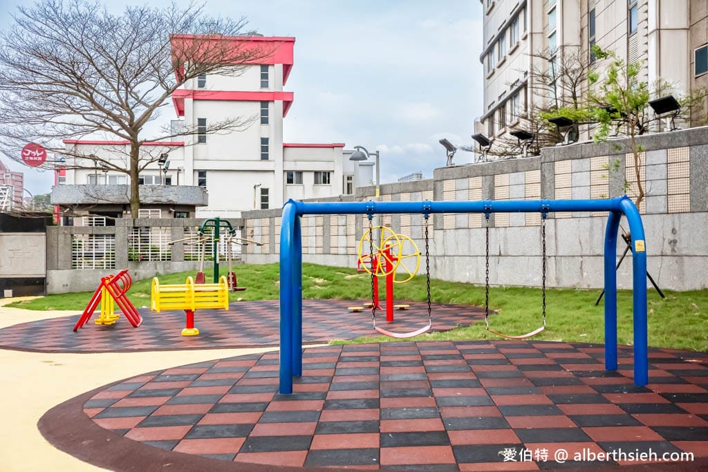 桃園內壢星河親子公園｜樹屋滑梯，佔地廣，山丘草皮地景