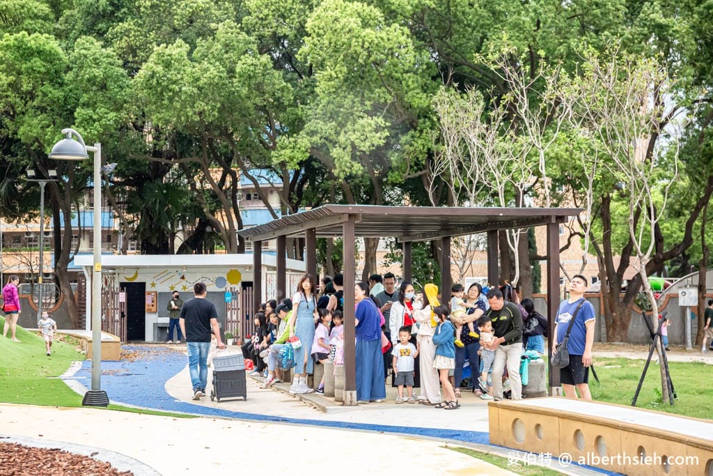 桃園內壢星河親子公園｜樹屋滑梯，佔地廣，山丘草皮地景