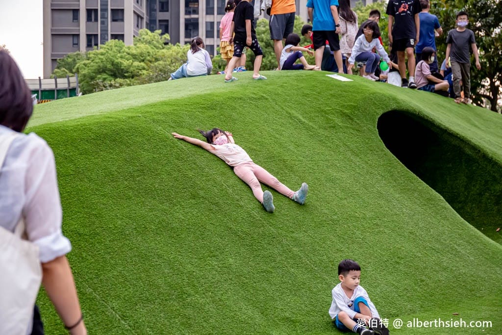 桃園內壢星河親子公園｜樹屋滑梯，佔地廣，山丘草皮地景